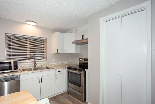 Foto del edificio - 2 Bed 1 Bath On Bus Route - Heat Included/...
