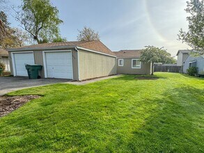 Building Photo - 372-374-374 Annette Ct NE