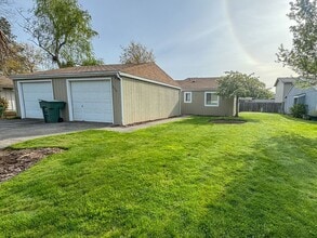 Building Photo - 372-374-374 Annette Ct NE