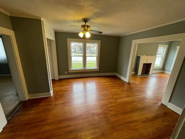 Building Photo - Remodeled Waterside Home
