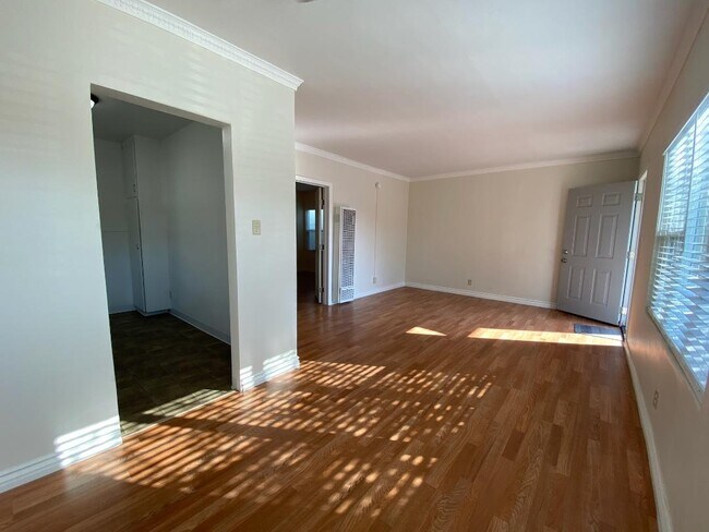 COMEDOR A SALA DE ESTAR - 11162 Culver Blvd