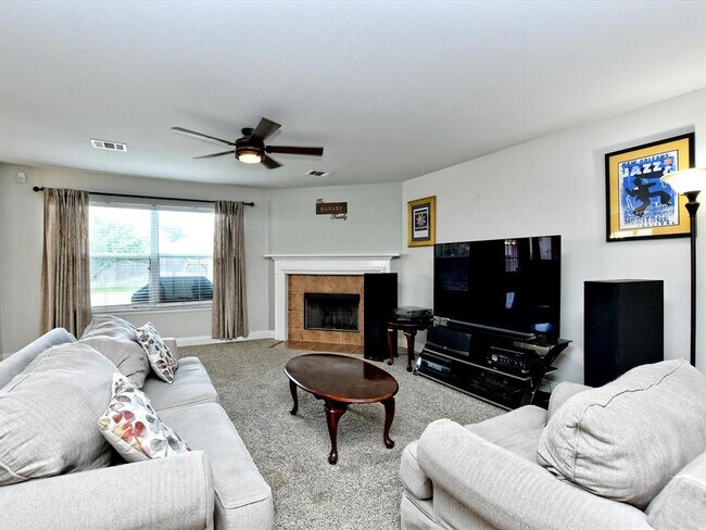 Foto del edificio - 243 Hoot Owl Ln N