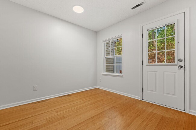 Foto del edificio - Newly Renovated 2 Bedroom Townhome! Great Location in Durham - Available Now!