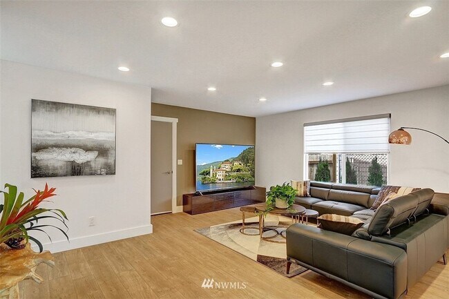 Foto del edificio - Beautifully remodeled 4bd, 3ba home in EVE...