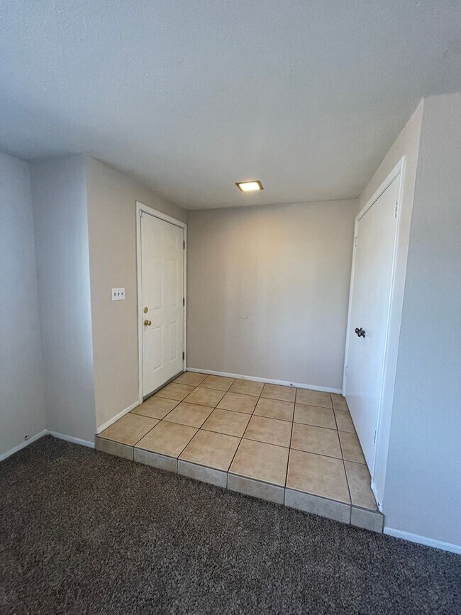Building Photo - 3 BEDROOM TWO STORY Las Vegas Townhome