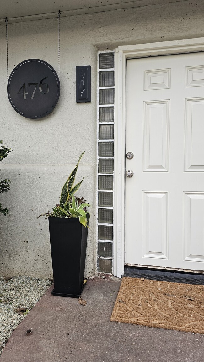 Building Photo - 476 E 7th Ave