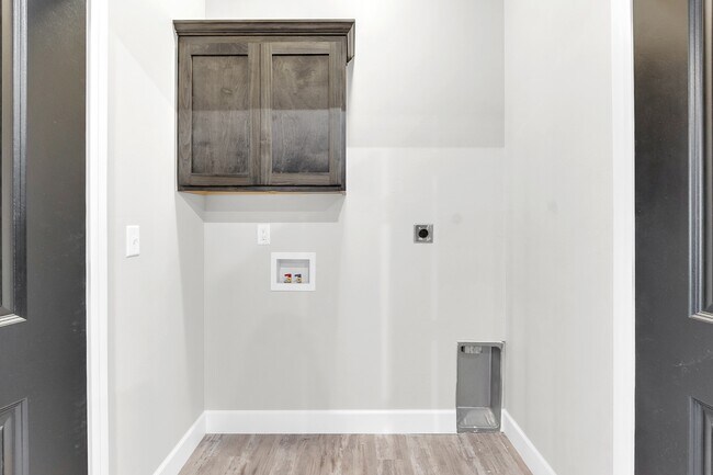 Building Photo - 605 E Pams Dr