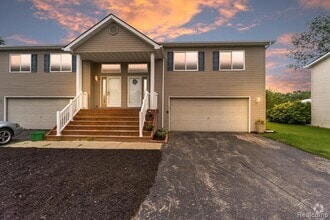 Building Photo - 1116 Lakeview Cir