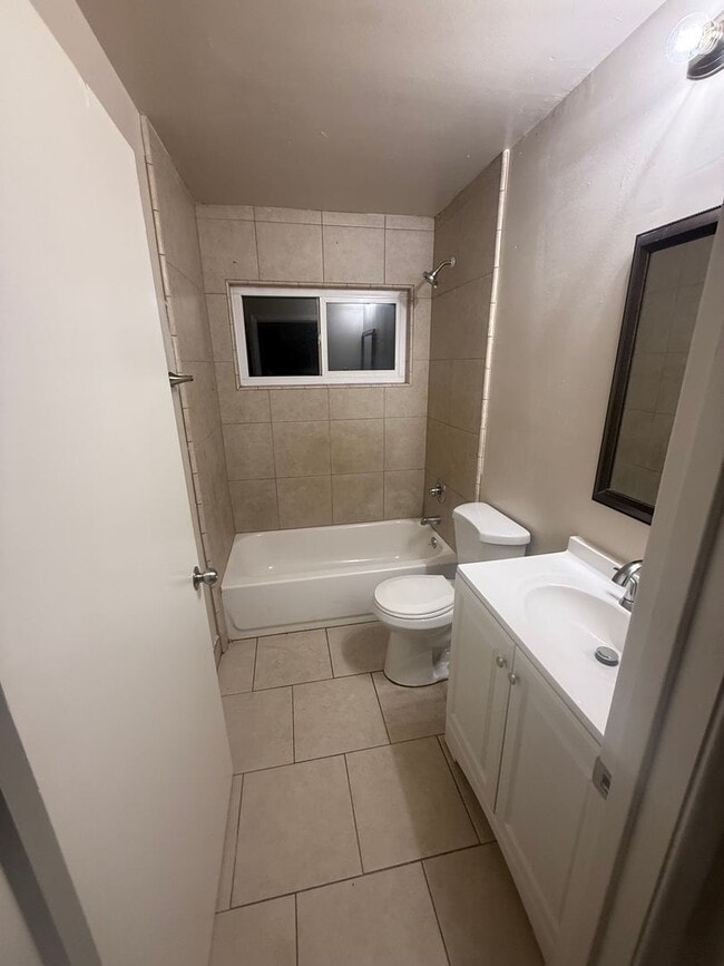 Foto del edificio - STOP BY, PEEK THROUGH THE WINDOWS AND EXPLORE THE AREA!