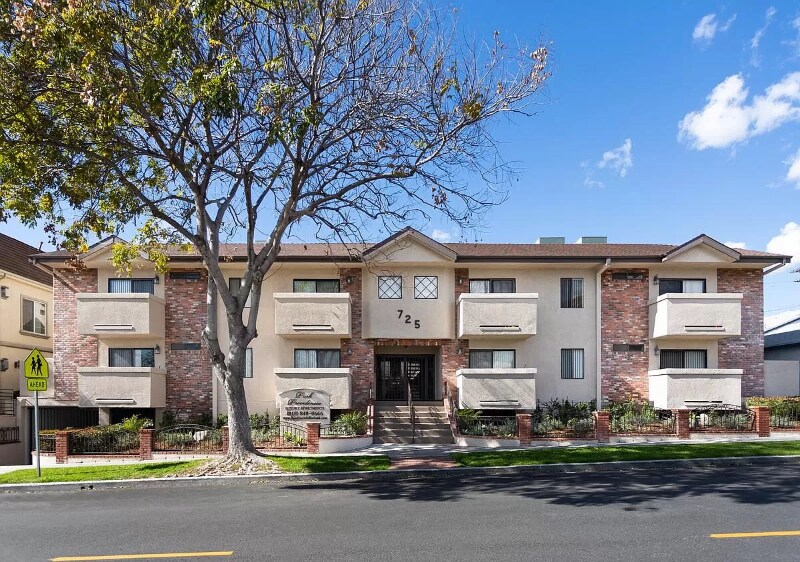 725 E Providencia Ave Unit 204, Burbank, CA 91501 Room for Rent in