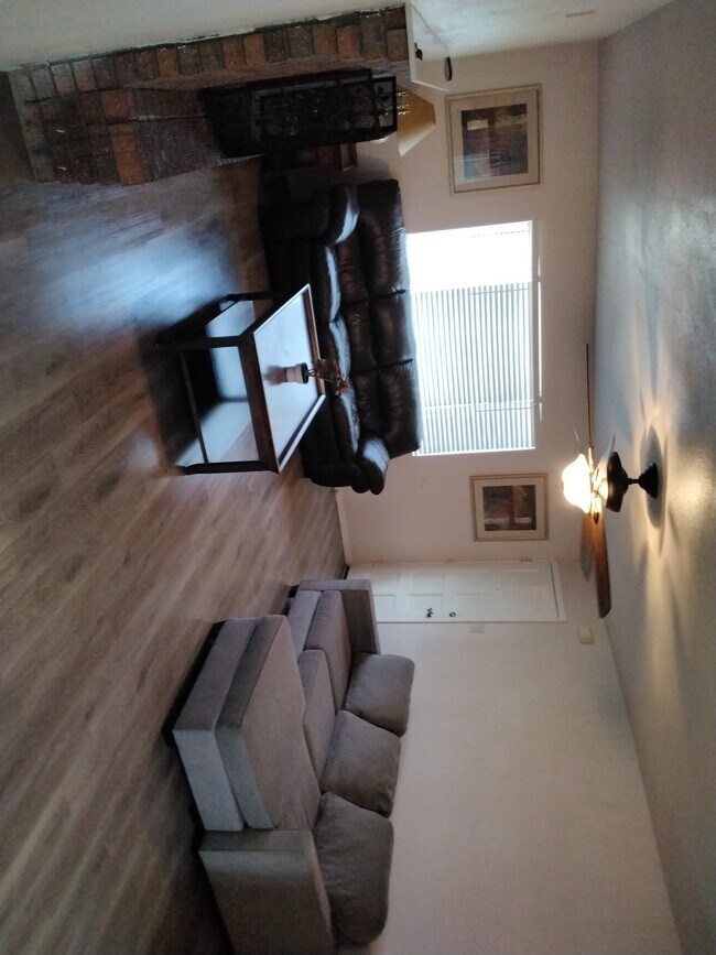 Sala de estar amueblada con chimenea. - 3253 W Country Gables Dr