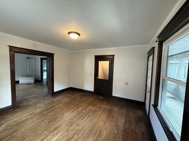 Foto del edificio - West Side 2BR Upper with Amazing Front Porch