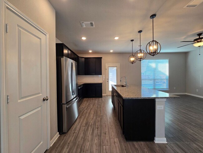 Foto del edificio - NEW IN MANAGEMENT - AVAILABLE NOW!