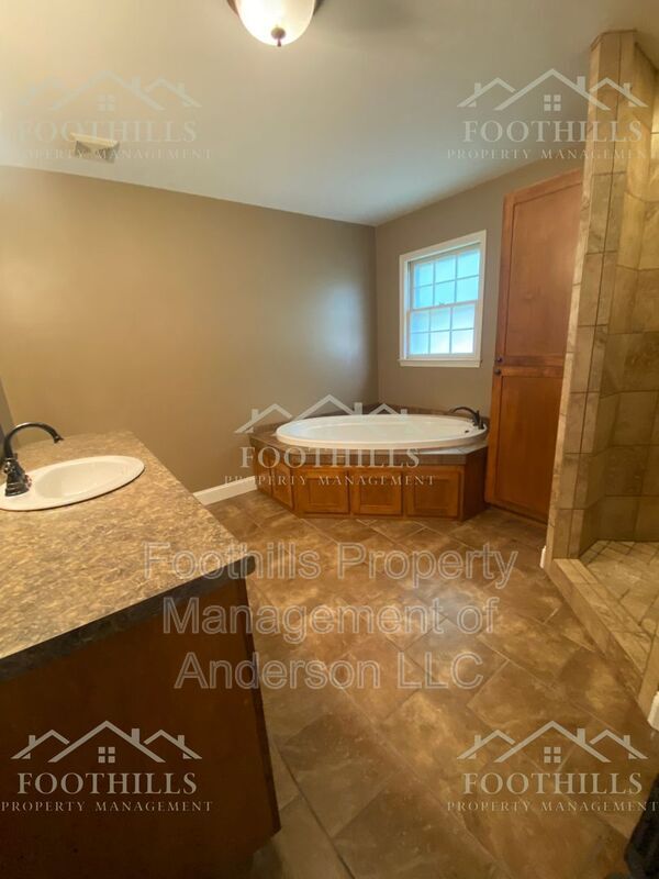 Building Photo - 102 Windemere Way