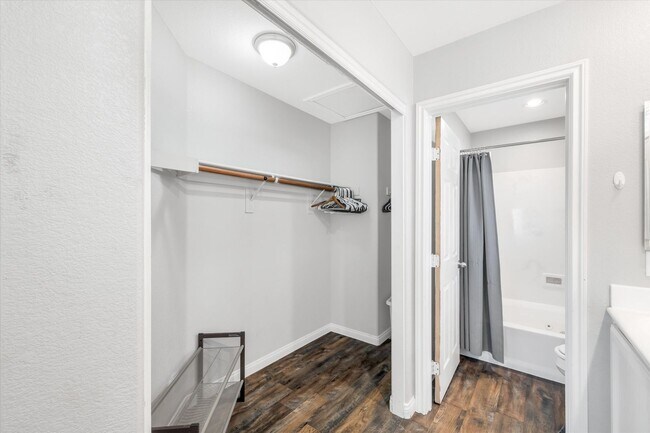Foto del edificio - Great location 3 bedrooms 2 1/2 bath, community pool, St. Rose pkwy and Spencer