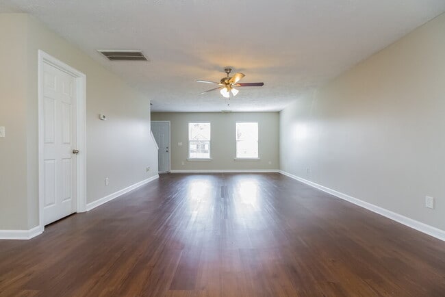 Building Photo - 365 Clearlake Dr