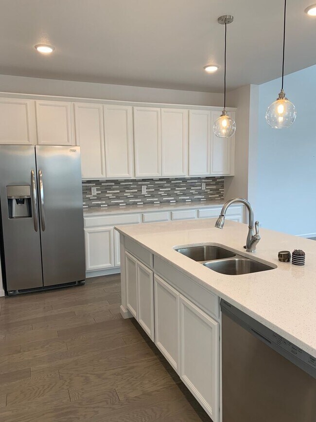 Foto del edificio - Beautiful Townhome In Monument With Two Ma...
