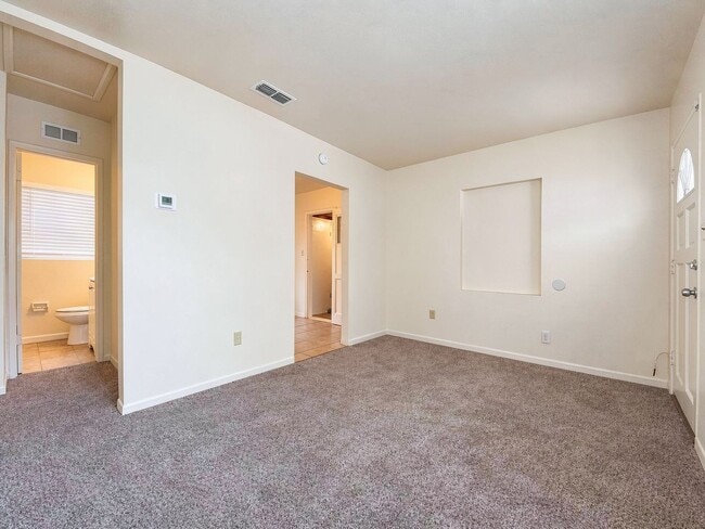 Building Photo - 3 Bedroom Home for Rent Near Tiger Stadium & Lakeland Regional!