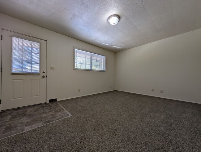 Building Photo - Nice 1 bed-1 bath apartment in Springfield