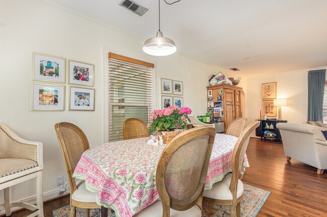 Foto del edificio - 4220 Lovers Ln