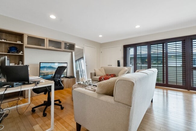 Building Photo - Unbeatable Location! Bright 1 Bed, 1 Bath ...