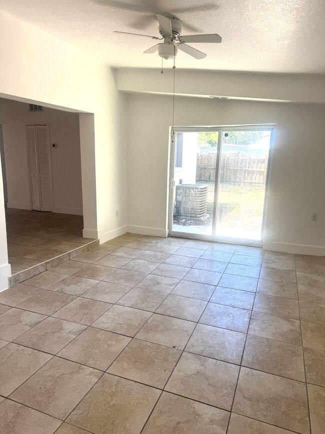 Photo - 1335 Warrington Wy House