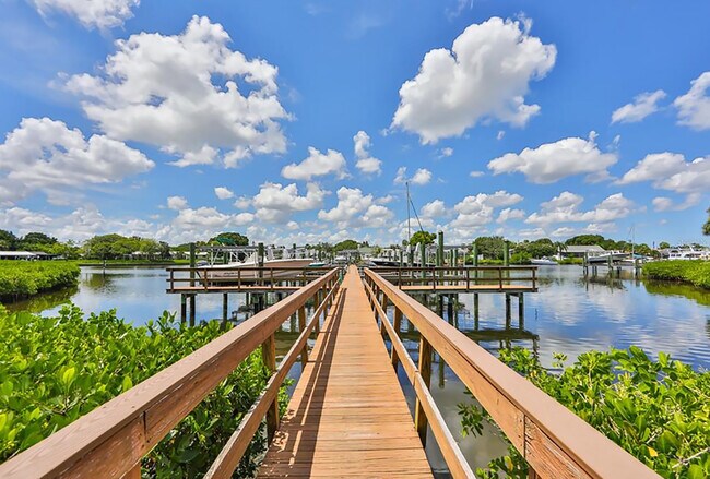 Building Photo - 654 Yardarm Dr