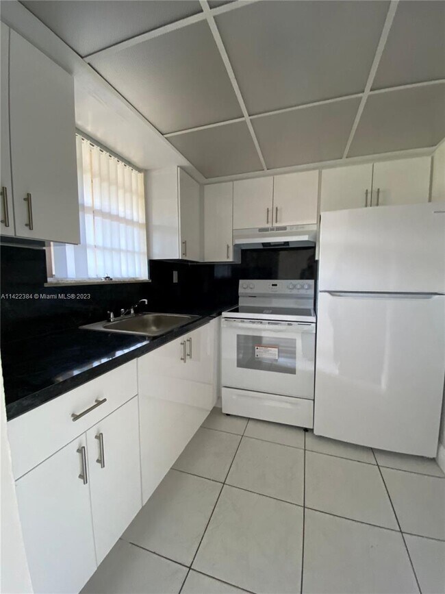 Foto del edificio - 651 NW 177th St