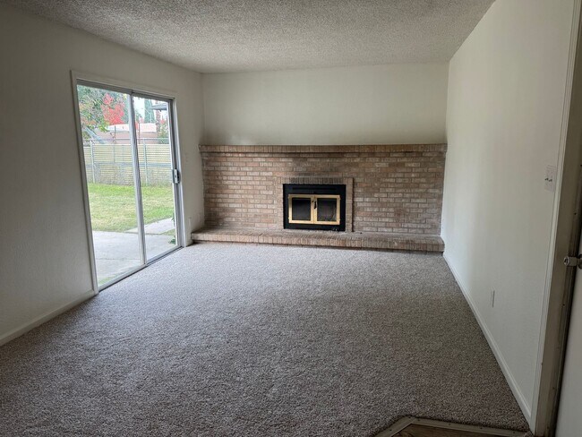 Foto del edificio - 4 bed 2 bath in Merced available now