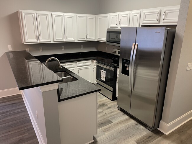 Kitchen - 506 Myers Park Ln