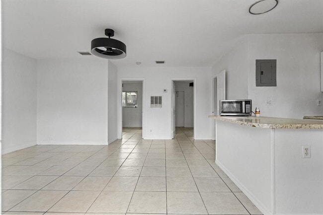 Building Photo - 709 SW 13th Ave