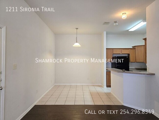 Building Photo - 3/2 Duplex- Convenient to Waco & McGregor