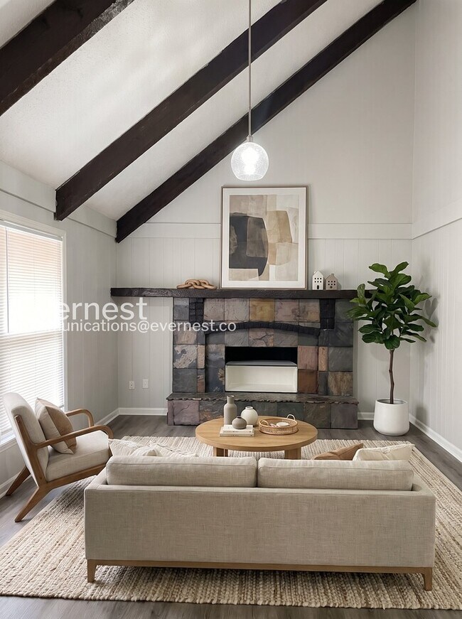 Foto del edificio - 4 Bed, 2 Bath Home with Garage / Pet-Friendly / Coming Soon!