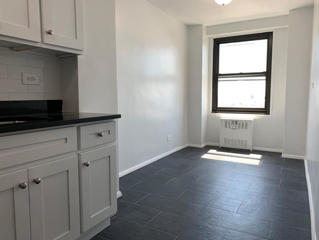Building Photo - 160 Parkside Ave