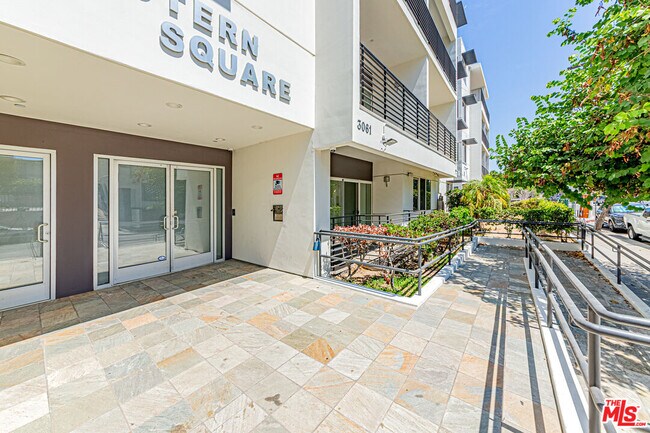 Foto del edificio - 3061 W 12th Pl