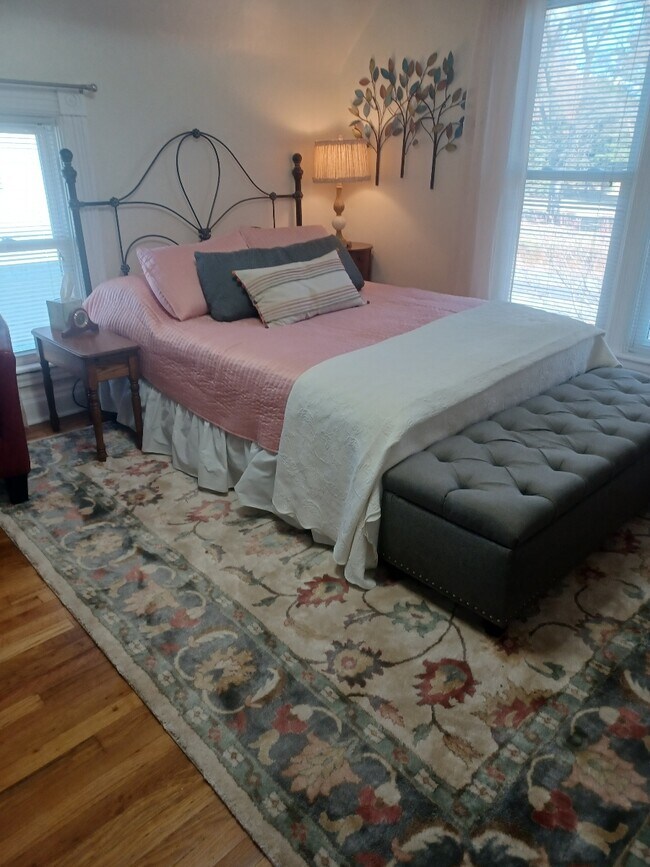 Furnished with queen bed - 3919 S 48th St