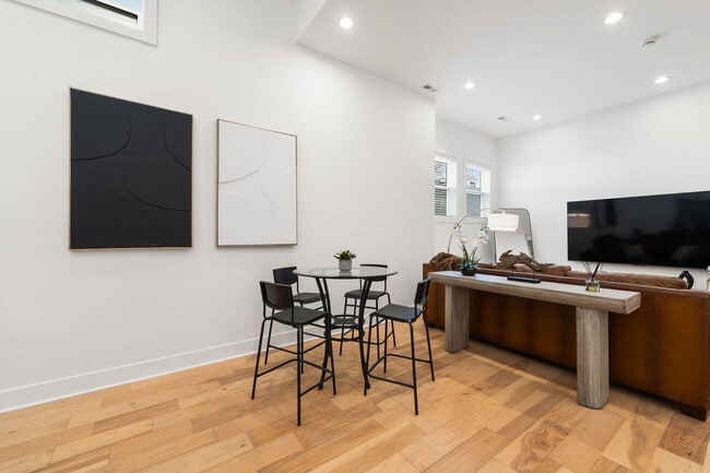 Foto del edificio - 1941 W Augusta Blvd