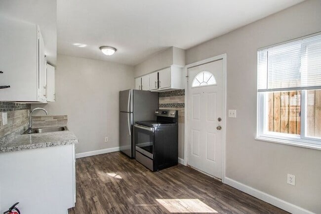 Building Photo - Lovely 2-Bed/1-Bath Townhouse – 850 sq. ft. of Modern Comfort - Ask about our security deposit al...