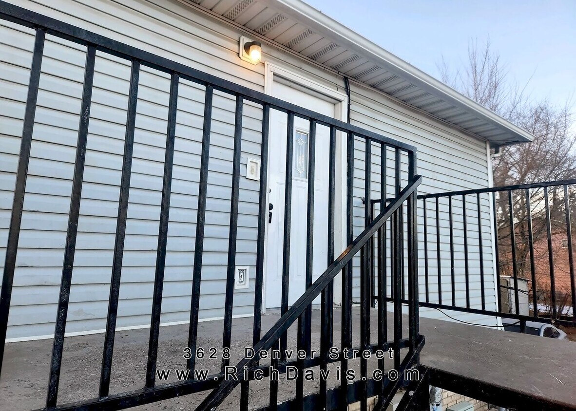 Primary Photo - 3 bed, 1 Bath, 1200 sqft with washer/dryer...