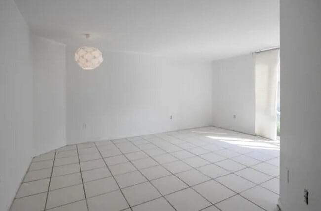 Foto del edificio - 1688 West Ave