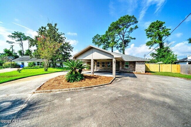 Foto del edificio - Woodlawn is one of the area's most sought after communities