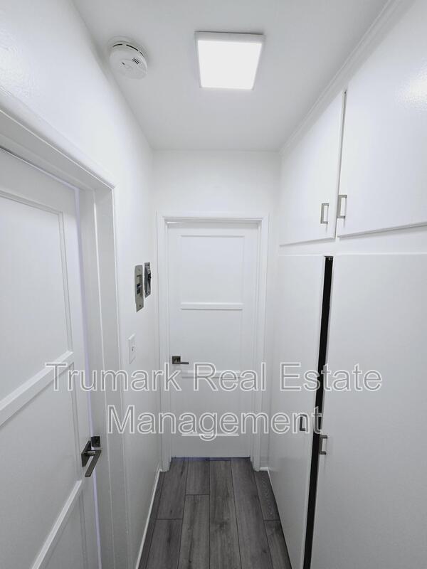 Building Photo - 110.5 E Randolph St