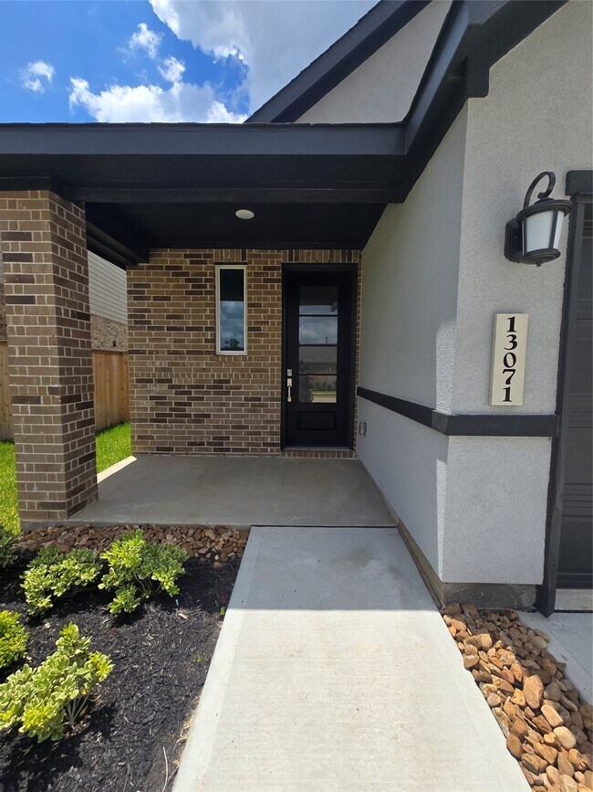 Building Photo - 13071 Pne Trace St