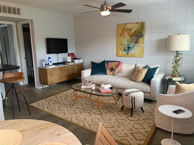 Sala de estar - 1202 Newning Ave