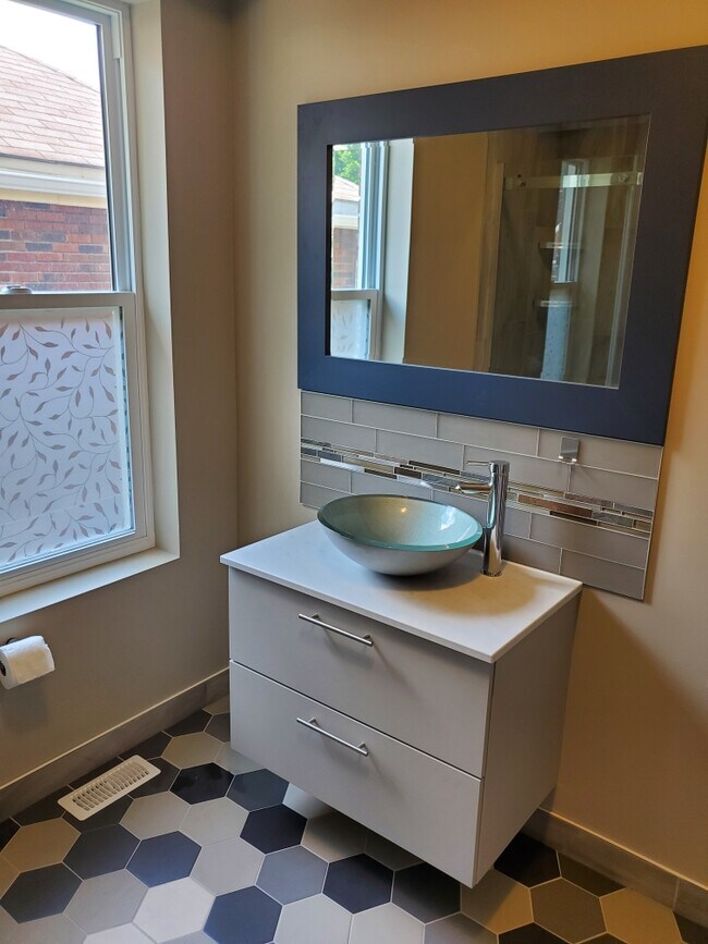 Modern bathroom - 29 Dundas St E