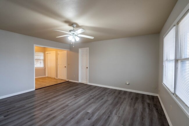 Building Photo - Available now! 3 bed 1 bathroom in Tulsa!