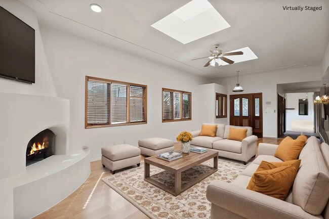 Foto del edificio - Adorable Townhome, 2 Master Bedroom Suites to Patio Living