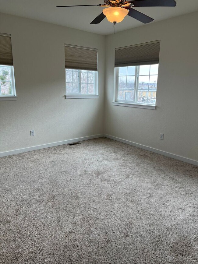 Foto del edificio - Gorgeous end unit townhome with one car garage and some mountain views!
