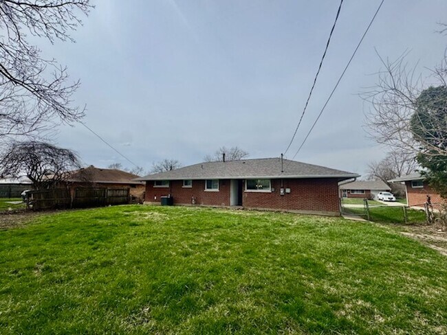 Foto del edificio - 3 Bedroom, 2 Bath Ranch Home with Garage and Fenced Yard in Huber Heights