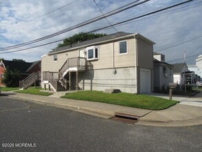 Building Photo - 126 Maple Ave